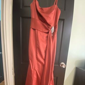 DaVinci bridesmaid dress in size 10. Satin bronze like color.